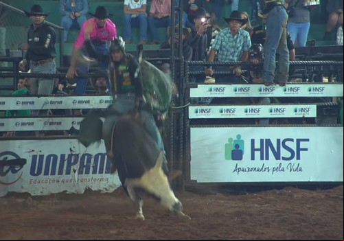Touro se contorce todo em rodopio, escorrega e peão fica duro no lombo do animal; veja ao vivo