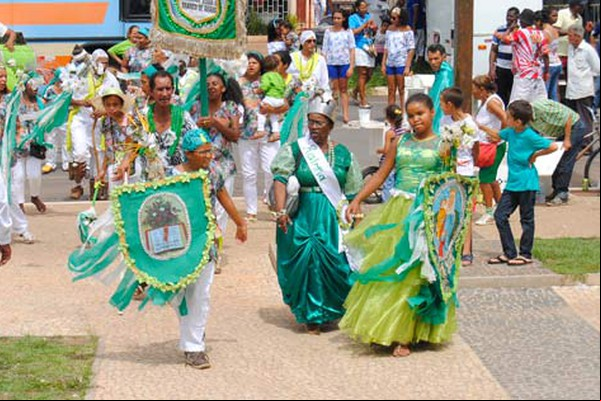 Encerramento da Festa de Nossa Senhora do Rosário atrai ternos de Congada de toda a região