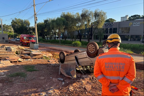 Jovem de 18 anos sai ileso após capotar carro na Avenida Fátima Porto em Patos de Minas