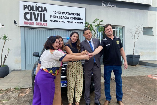 Deputada Estadual Lud Falcão entrega viatura para Delegacia da Mulher de Patos de Minas