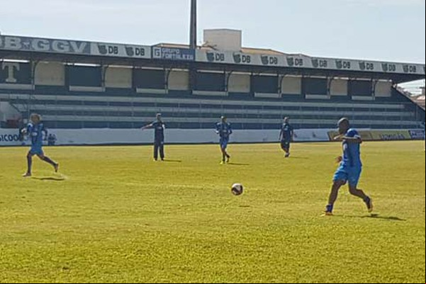 Jogadores da URT treinam jogadas de ataque na véspera da estreia no Campeonato Mineiro