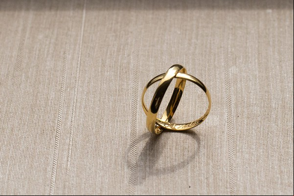 Mulher se casa com avô do marido para receber benefícios, mas justiça constata fraude