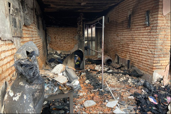 Homem em surto põe fogo em casa no bairro São Francisco e causa grande destruição