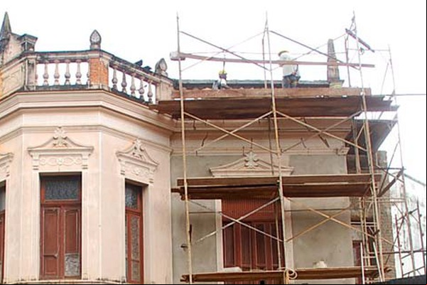 Operários trabalham a todo vapor na preservação do imponente Palacete de Amadeu Maciel