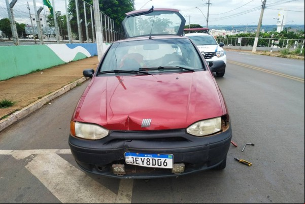 Motorista é preso após ar direto na rotatória e bater na mureta do Clube Caiçaras