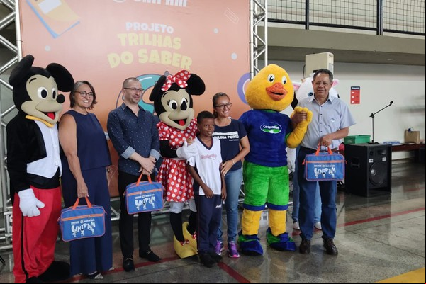 Fepam, Unipam e empresas parceiras distribuem mais de mil kits dentro do projeto Trilhas do Saber em Patos de Minas