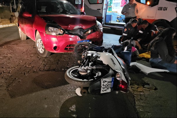 Condutora e ageira de moto ficam feridas ao serem atingidas por carro no bairro Guanabara
