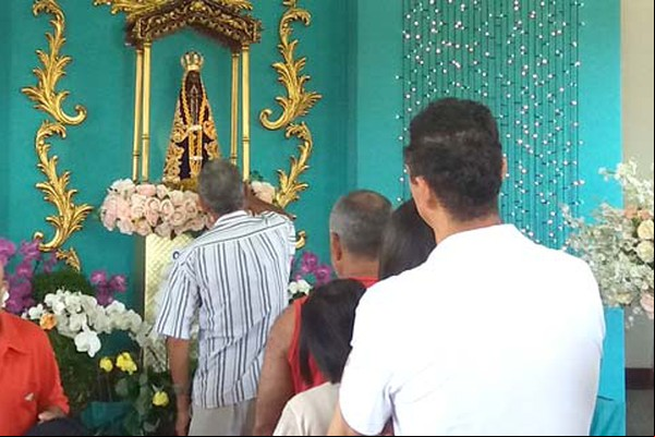 No dia de Nossa Senhora Aparecida devotos fazem fila para louvar a padroeira