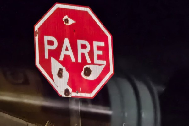 Placas de sinalização são vandalizadas a tiros e causam grande prejuízo em Patos de Minas