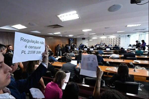 Acordo sobre desinformação permite aprovação de regulação da IA