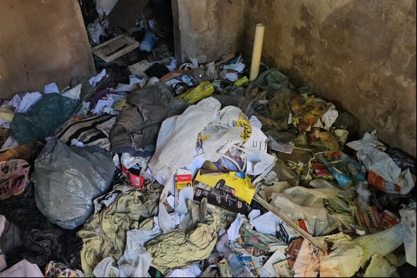 Casa abandonada e tomado por lixo no bairro Santa Terezinha vira dor de cabeça para vizinhos