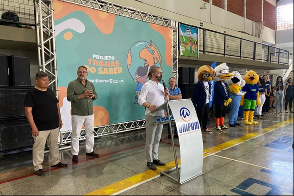 FEPAM e UNIPAM entregam mil kits escolares para alunos de escolas públicas