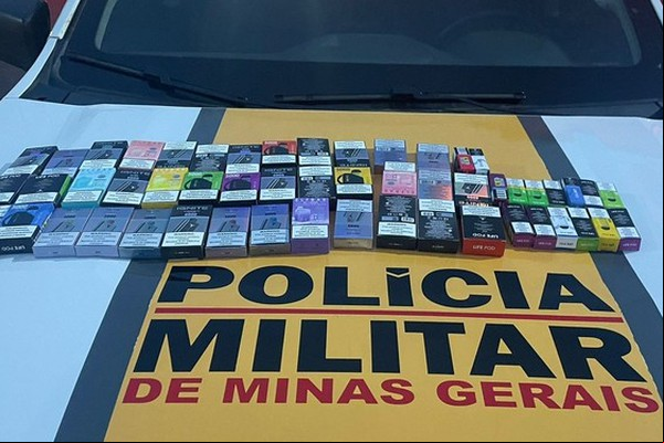 Estudante de direito é preso com dezenas de cigarros eletrônicos e refis na MGC 354, em Patos de Minas