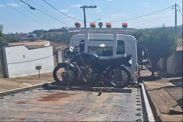Após perseguição e cerco, PM recupera moto furtada e prende dois homens, no bairro Santa Luzia