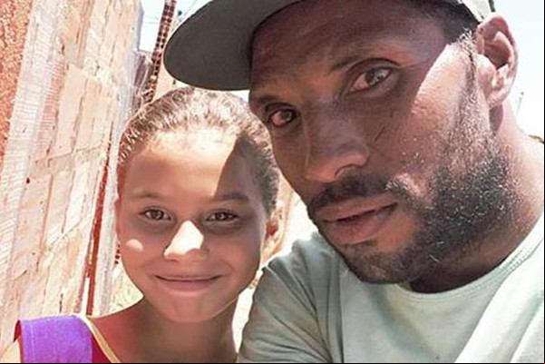 Gari emociona ao mostrar gratidão por garotinha que lhe ofereceu água e pediu uma selfie
