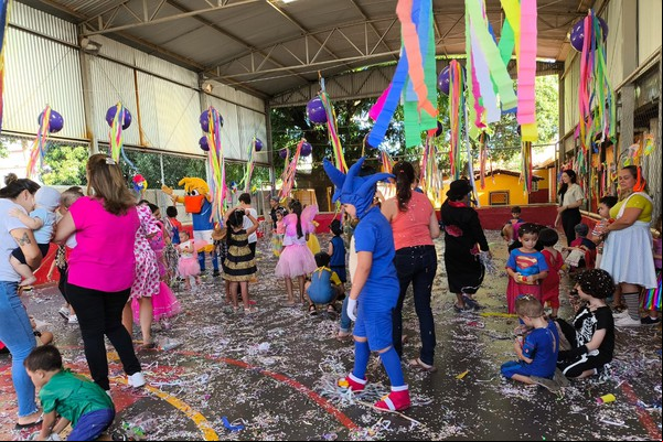 Alegria e diversão tomam conta do bloquinho de Carnaval do Centro Educacional Criança Feliz