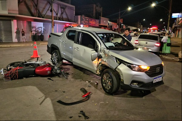 Acidente entre carro e moto em cruzamento perigoso da avenida Brasil deixa duas pessoas feridas