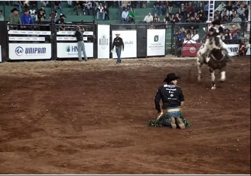 Peão monta “Noiva do Cowboy” e não aguenta três pulos; veja ao vivo