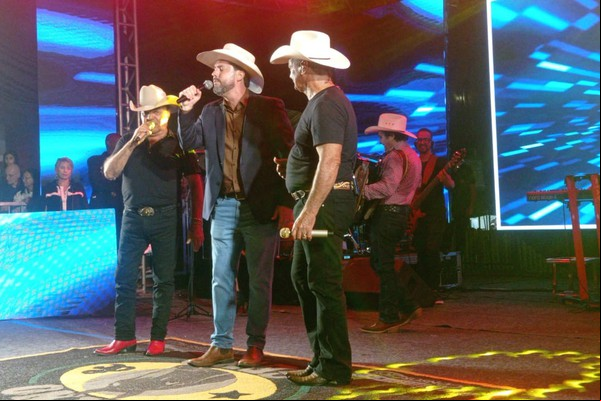 Prefeito Falcão canta "Vestido de seda" com Gino e Geno na Fenapraça; veja ao vivo