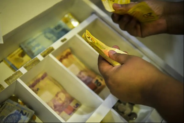Percentual de famílias com dívidas em atraso cai em fevereiro, diz CNC