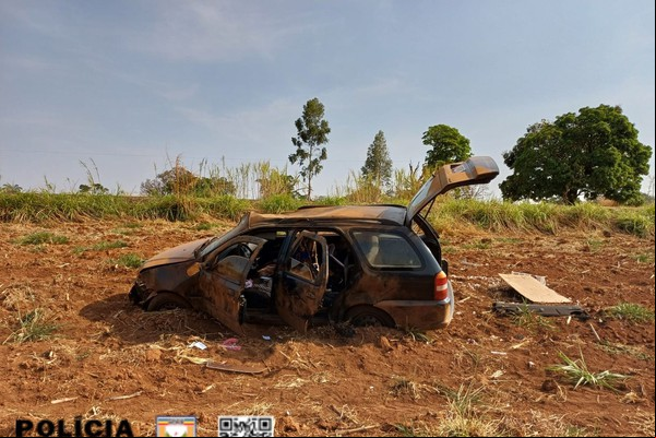 Criança de 1 ano morre após carro com 4 ocupantes capotar fora da pista na BR 352