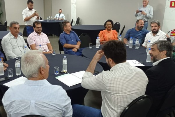 Fernando Breno, prefeito de Coromandel, é eleito para substituir Falcão na presidência da AMAPAR
