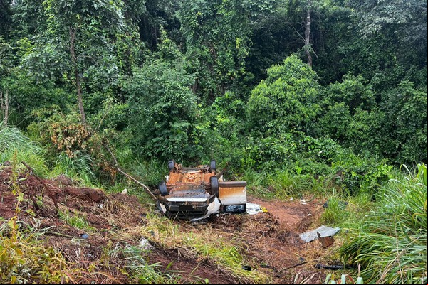 Capotamento após batida em carreta deixa uma pessoa morta e outra ferida na BR 352
