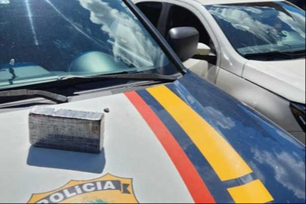 PRF prende dupla na BR 365 com barra de cloridrato de cocaína, avaliada em mais de R$100 mil