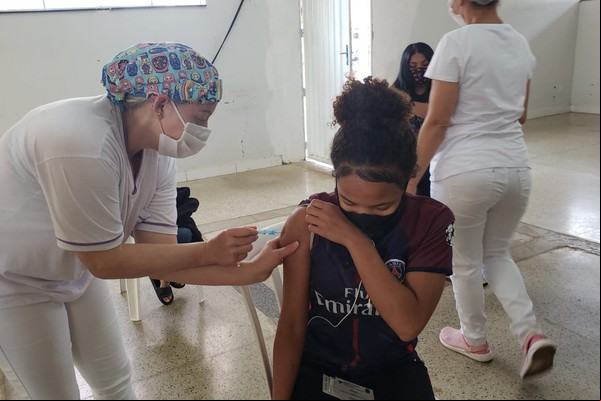 Prefeitura divulga calendário de vacinação de adolescentes de 12 a 17 anos com prioridades