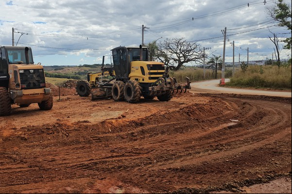 Prefeitura faz melhorias na rotatória de o ao Distrito Industrial III e à Estrada da Serrinha