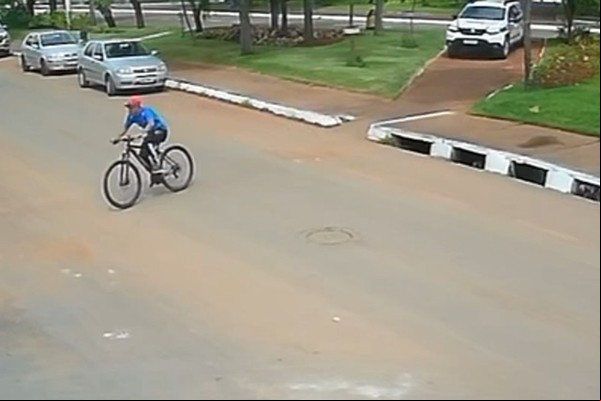 Ciclista foge, sobe em canteiro central, mas polícia vai atrás e ele acaba preso