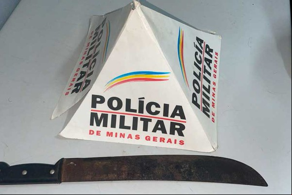 Homem é preso ao ser flagrado pelo Olho Vivo correndo atrás de desafeto com facão na mão