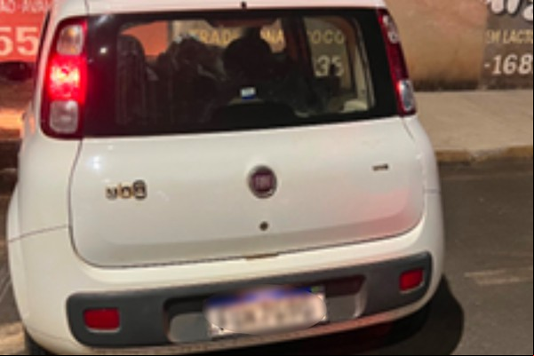 Carro parado no meio da rua chama atenção e motorista embriagado é preso após fuga e acidente
