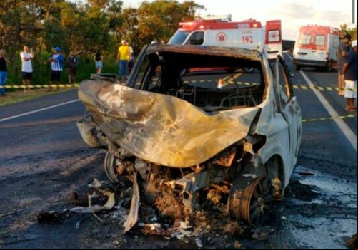 Batida violenta entre carros deixa uma pessoa morta e duas feridas, na BR365; veículo ficou em chamas