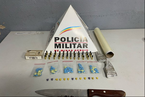 PM encontra drogas e munições em quarto de jovem após ele postar vídeos ostentando nas redes sociais