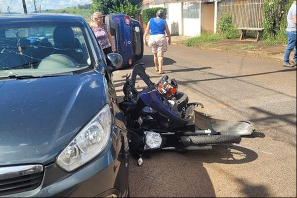 Carro vai parar tombado após avançar parada e atingir motociclista