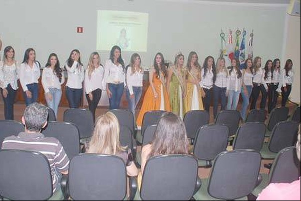 Sindicato Rural apresenta as 16 pré-candidatas a Rainha Nacional do Milho 2014