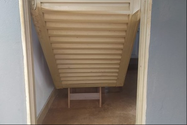 Ladrão corta cadeado e dobra porta para arrombar e furtar residência em Patos de Minas