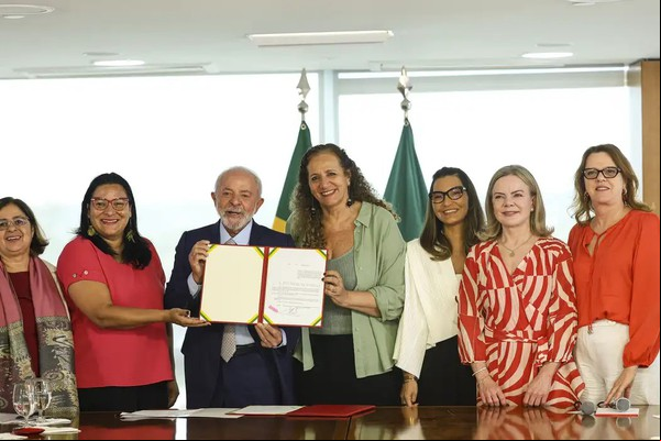 Lula sanciona leis para proteção de direitos das mulheres