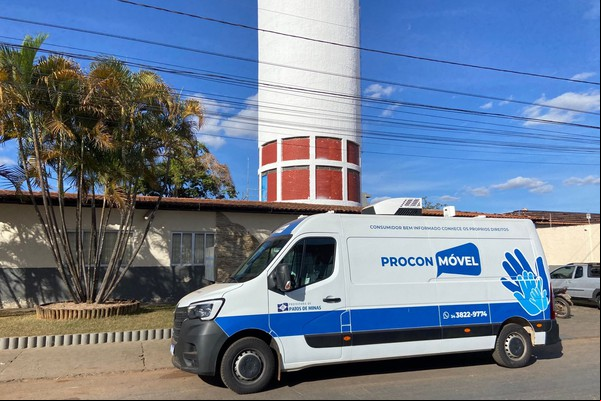 Em dia de falta d’água, Procon Móvel vai para porta da Copasa em Patos de Minas