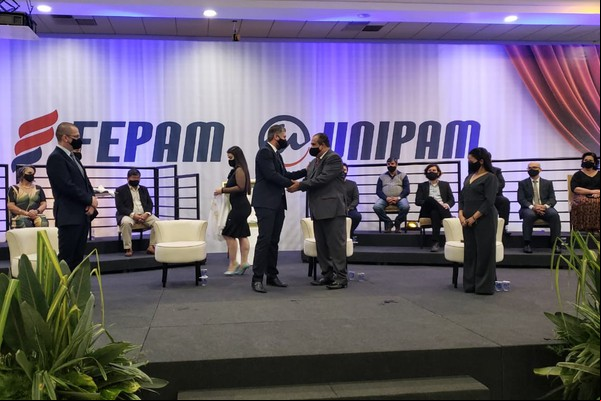 Após 30 anos, Milton Roberto de Castro deixa o Unipam; Henrique Miranda assume a reitoria