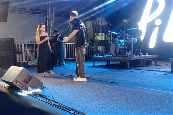 Piêit chama mãe ao palco e faz linda homenagem na Fenapraça; veja ao vivo