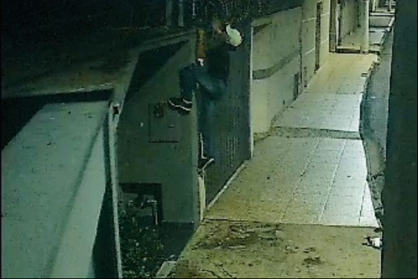 Homem de 25 anos furta câmeras de segurança, é gravado e acaba preso em Patos de Minas