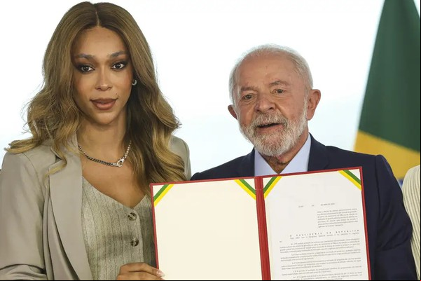 Lula diz que atitude do governo dos EUA com Erika Hilton é abominável