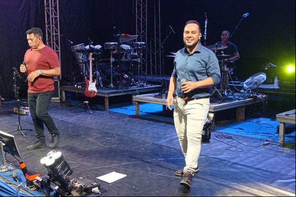 Washington Luís e Fabiano cantam o sucesso “Barquinha de Ouro” e põem o público para dançar; veja ao vivo
