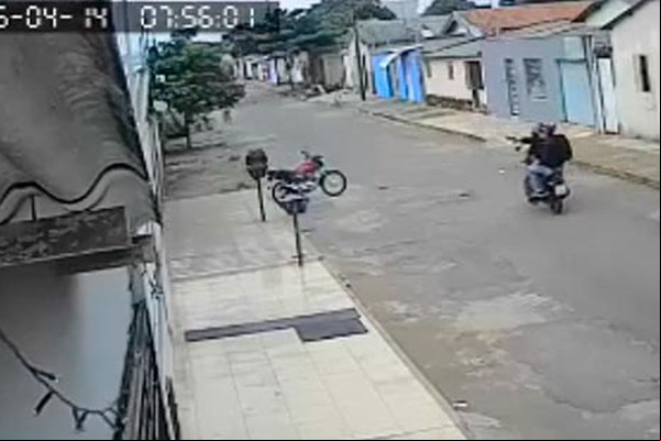 Ataque a tiros deixa portão e janela crivados de balas em Carmo do Paranaíba; veja vídeo