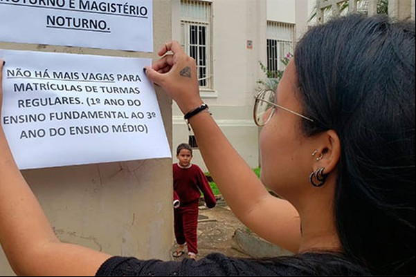 Escolas estaduais iniciam ano letivo e muitos pais ainda buscam vagas para os seus filhos