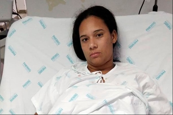 Após complicações em cirurgia, jovem precisa implantar prótese e pede ajuda da população