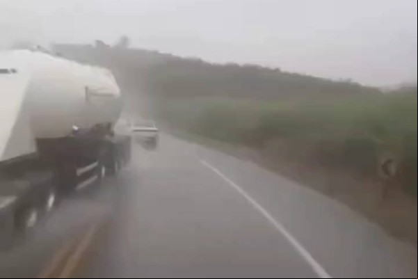 Câmera mostra impressionante acidente entre caminhões na BR 262; motorista caiu em ribanceira e saiu ileso