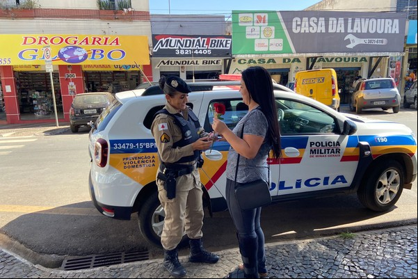 Policiais distribuem flores e cartilhas informativas sobre violência doméstica e emocionam mulheres